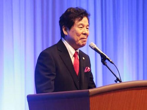 あいさつする濱松治社長